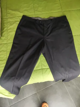 Completo uomo blu scuro a righe sottili bianche