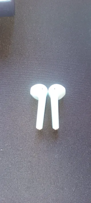 Auriculares inalámbricos azules en caja