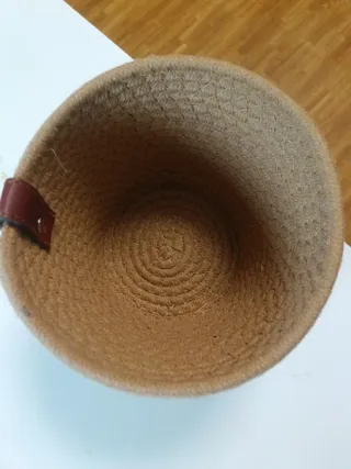 Cesta tejida de yute y cuero