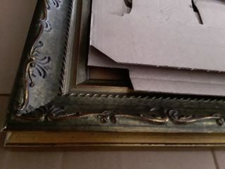 Cuadro mujer marco verde y dorado