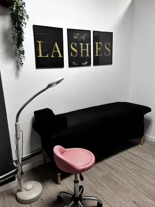 Camilla, Silla, Lámpara y Carrito Auxiliar