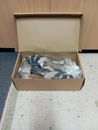 Zapatos de salón negros y dorados