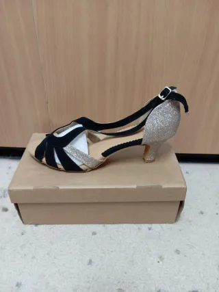 Zapatos de salón negros y dorados