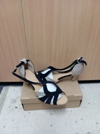 Zapatos de salón negros y dorados