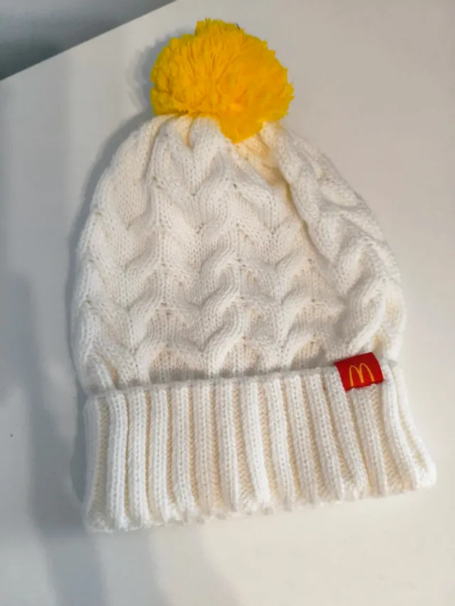 Gorro McDonald's Blanco con Pompón Amarillo