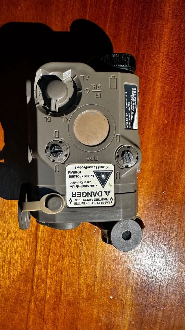 AN/PEQ 15 Láser y Linterna Táctico