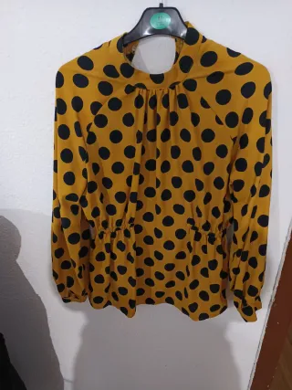 Blusa amarilla con lunares negros