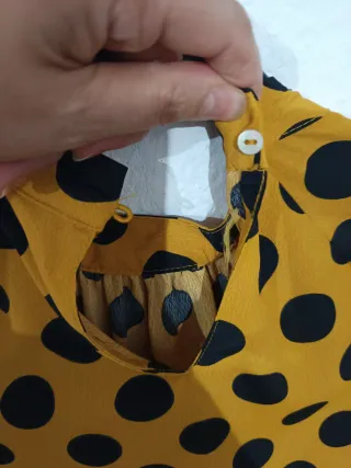 Blusa amarilla con lunares negros