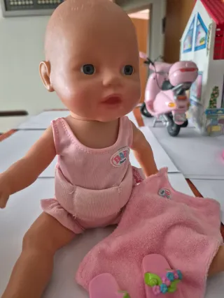 Muñeca Baby Born Nadadora con Accesorios