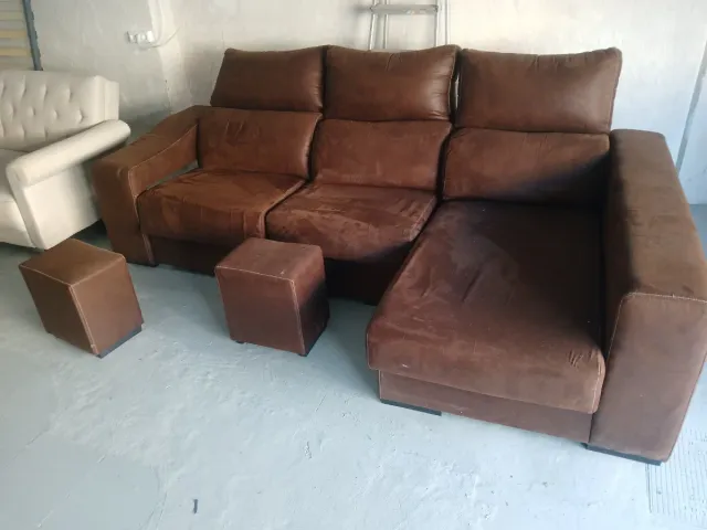 Sofá modular marrón y beige con mesa de centro