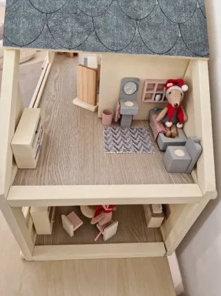 casa de muñecas de madera con ratones. Navidad