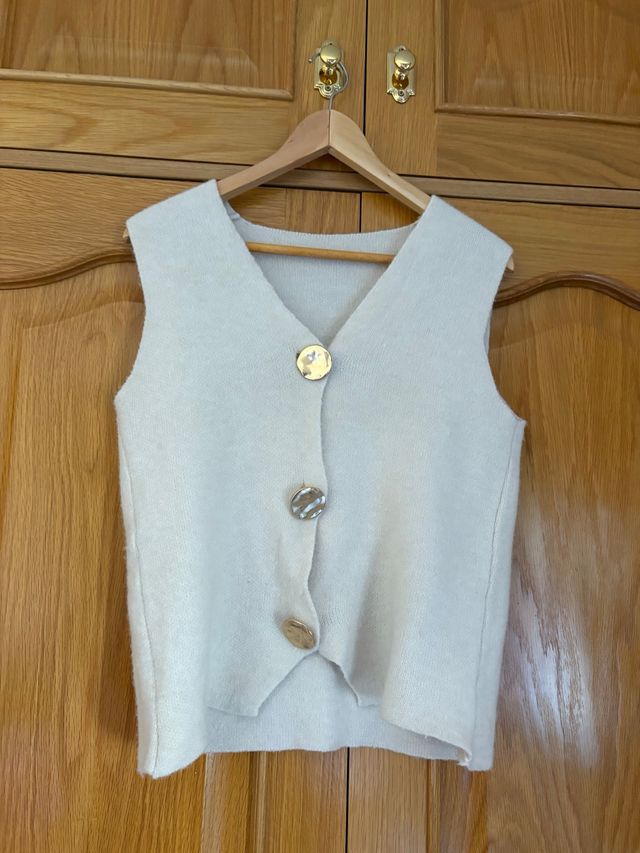 Chaleco beige con botones dorados