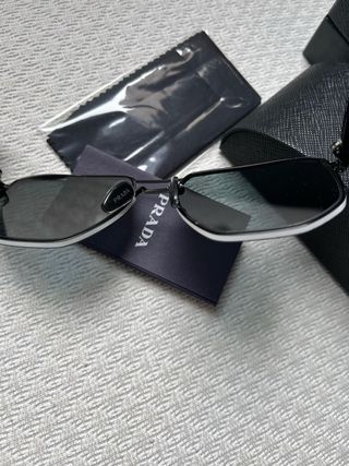 Elegantes gafas de sol Prada polarizadas. Nuevas,