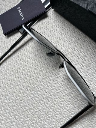 Elegantes gafas de sol Prada polarizadas. Nuevas,