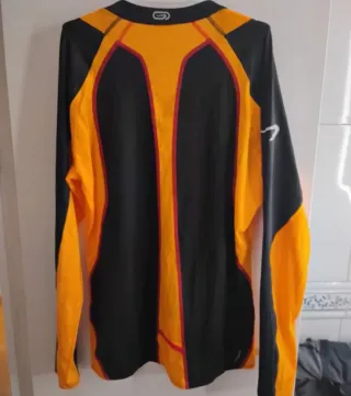 Camiseta manga larga Kalenji negra y naranja