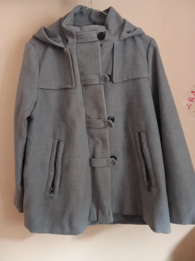 Trenca gris con capucha