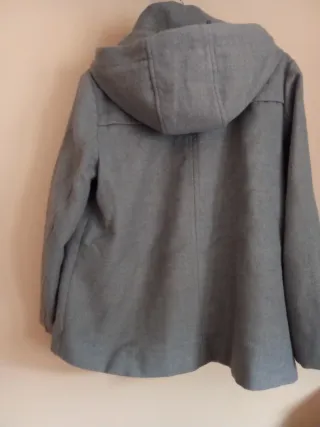 Trenca gris con capucha