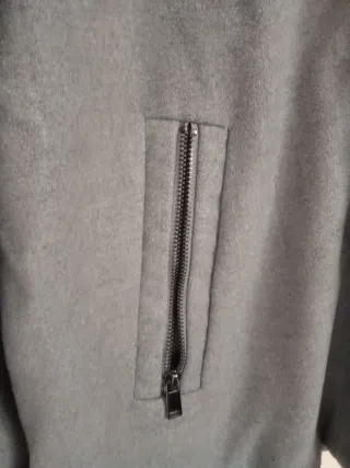 Trenca gris con capucha