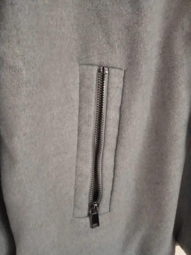 Trenca gris con capucha