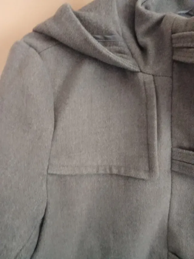 Trenca gris con capucha