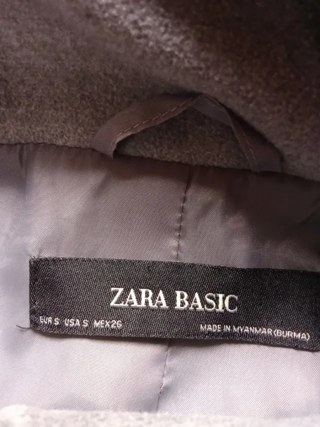 Trenca gris con capucha