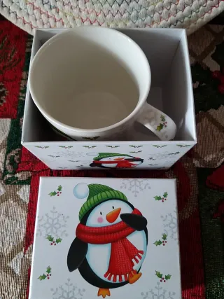 Taza de porcelana con pingüino navideño