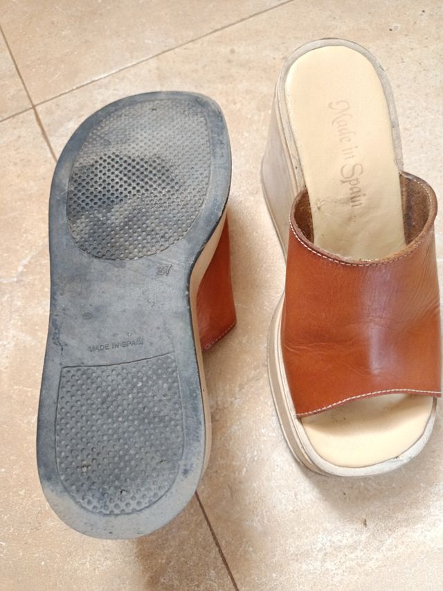 Zuecos con plataforma talla 36, color beige oscuro