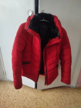Cazadora acolchada roja con cuello de pelo