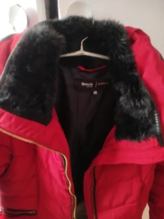 Cazadora acolchada roja con cuello de pelo