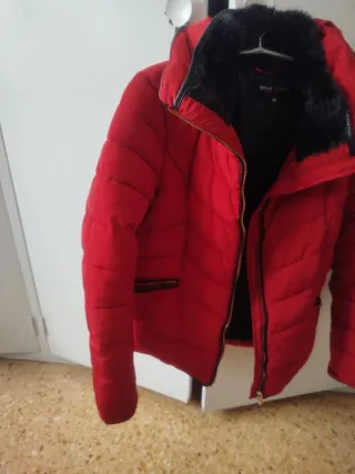 Cazadora acolchada roja con cuello de pelo