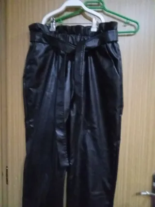 Pantalones negros efecto piel talla L