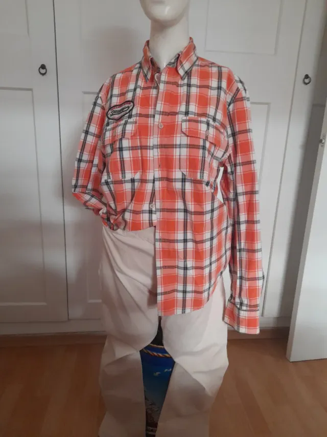 Camisa cuadros naranja y vaqueros