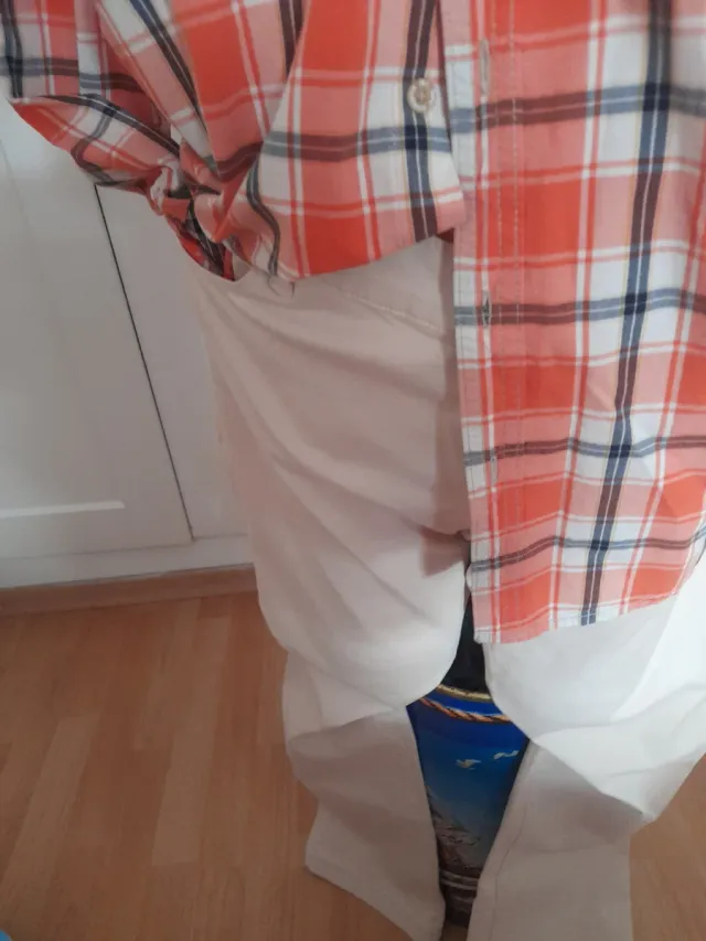 Camisa cuadros naranja y vaqueros