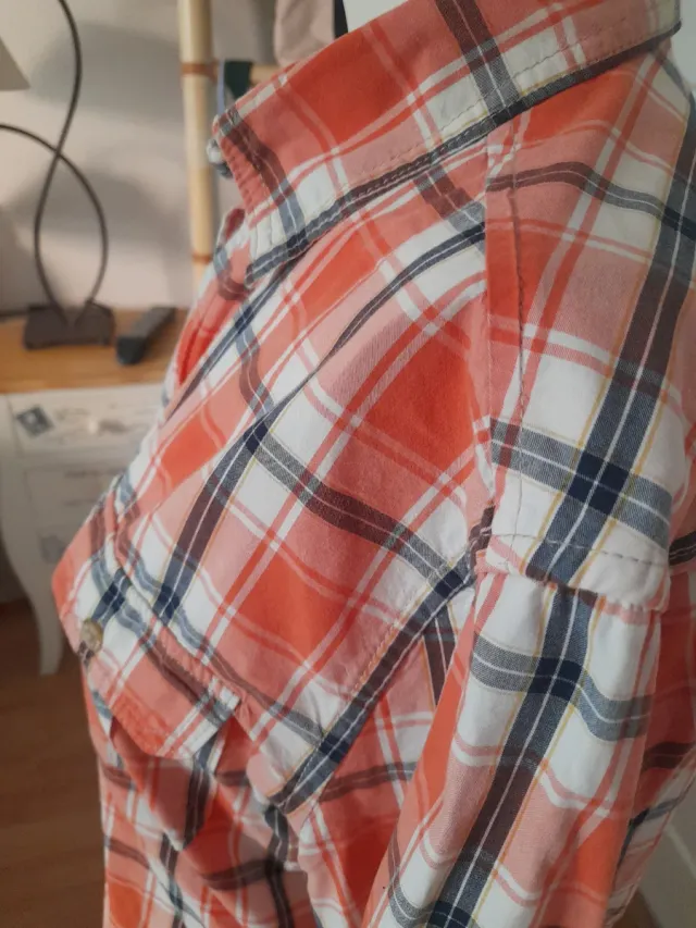 Camisa cuadros naranja y vaqueros