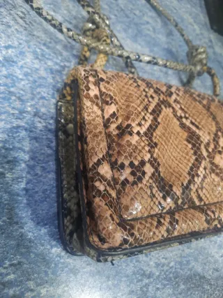 Bolso Zara efecto piel serpiente