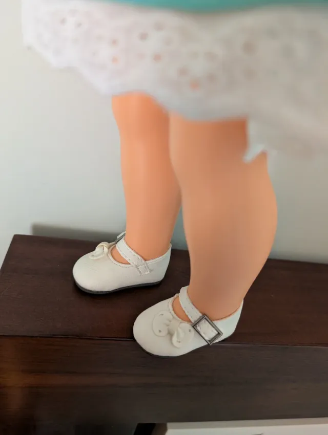 Nancy Preu con vestido de modista rusa y zapatos