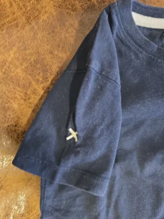 Camiseta azul con logo X