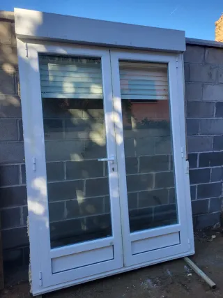 Puerta aluminio abatible 1,60 x 2,10 con persiana