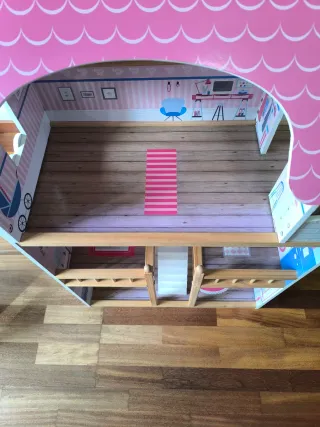 Casita de muñecas de madera