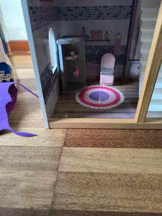 Casita de muñecas de madera