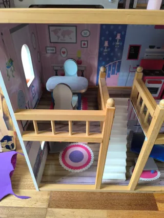 Casita de muñecas de madera