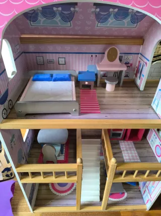 Casita de muñecas de madera