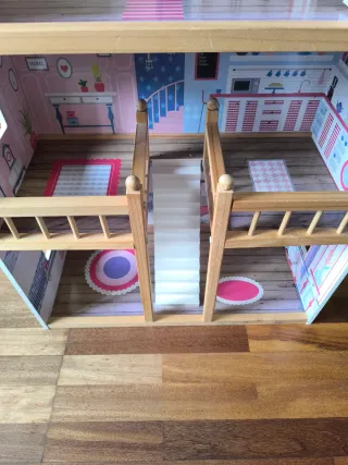 Casita de muñecas de madera