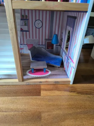 Casita de muñecas de madera