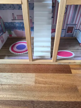 Casita de muñecas de madera