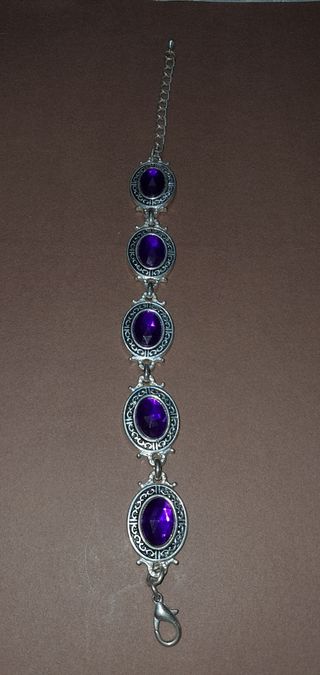 Pulsera plateada con piedras moradas
