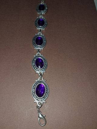 Pulsera plateada con piedras moradas