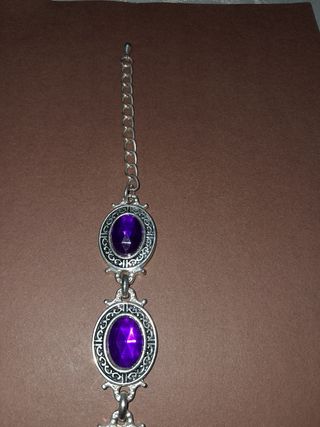 Pulsera plateada con piedras moradas