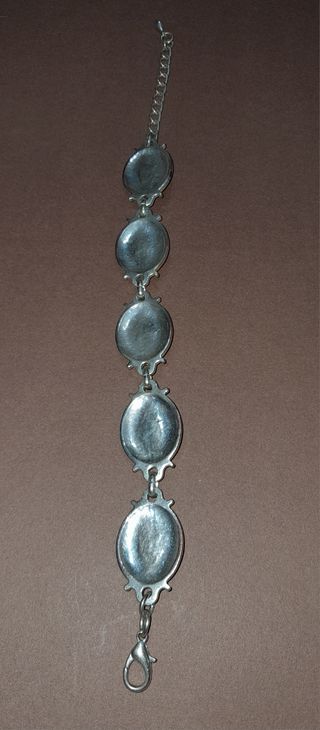 Pulsera plateada con piedras moradas