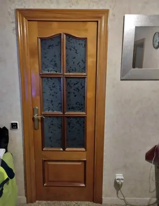 Puerta maziza de madera interior